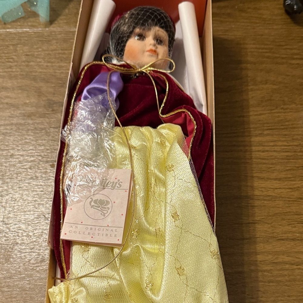 Bradley’s Collectible Dolls: Snow White - Picture 2 of 10